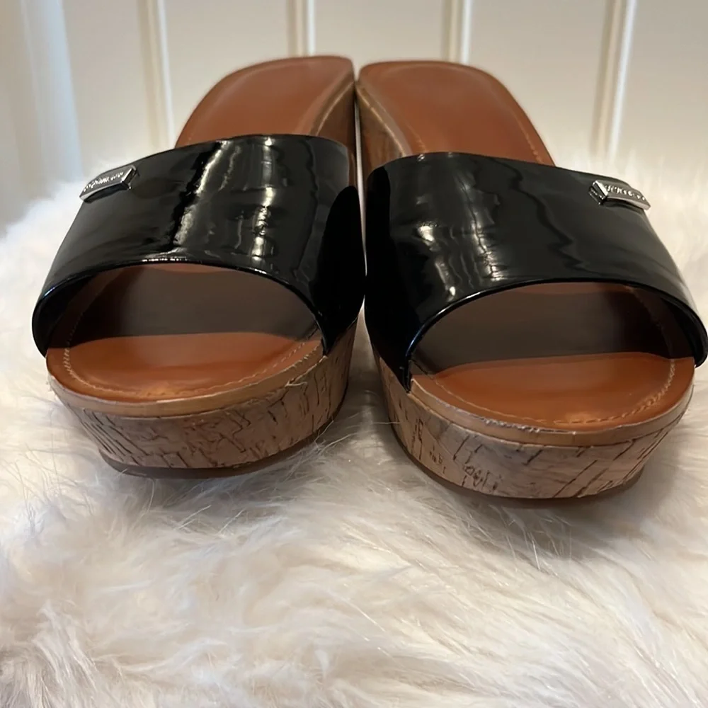 𝅺BCBG shiny black faux leather cork wedge platform slide shoes Y2K Size 9